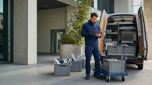 Giovane professionista organizza il trasporto dei propri rifiuti non pericolosi